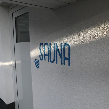 Eine Sehr Gemuetliche Dachgeschoss Ferienwohnung Ihlow  Buitenkant foto