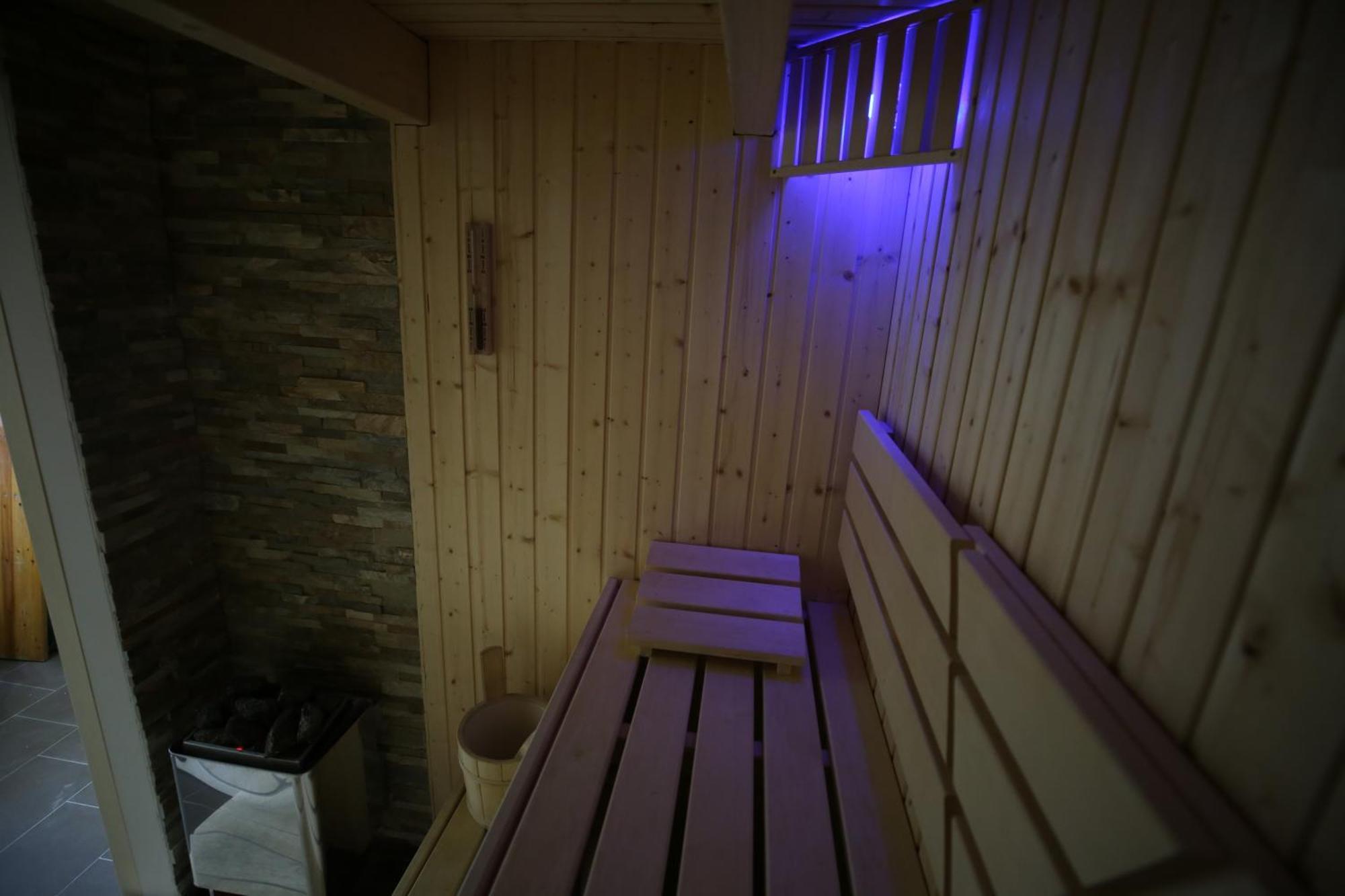 Eine Sehr Gemuetliche Dachgeschoss Ferienwohnung Ihlow  Buitenkant foto